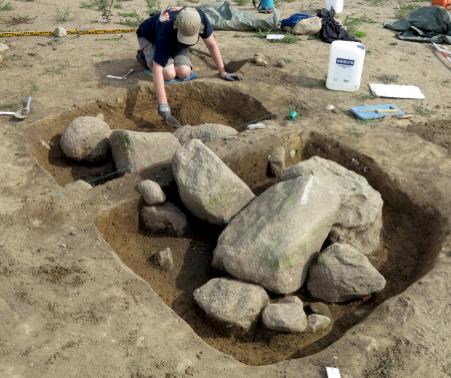 Stones disturbing the surroundings of the grave of the Fregerslev Viking © Skanderborg Museum